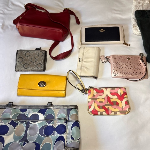 Coach Turnlock Full size wallet - Picture 4 of 4